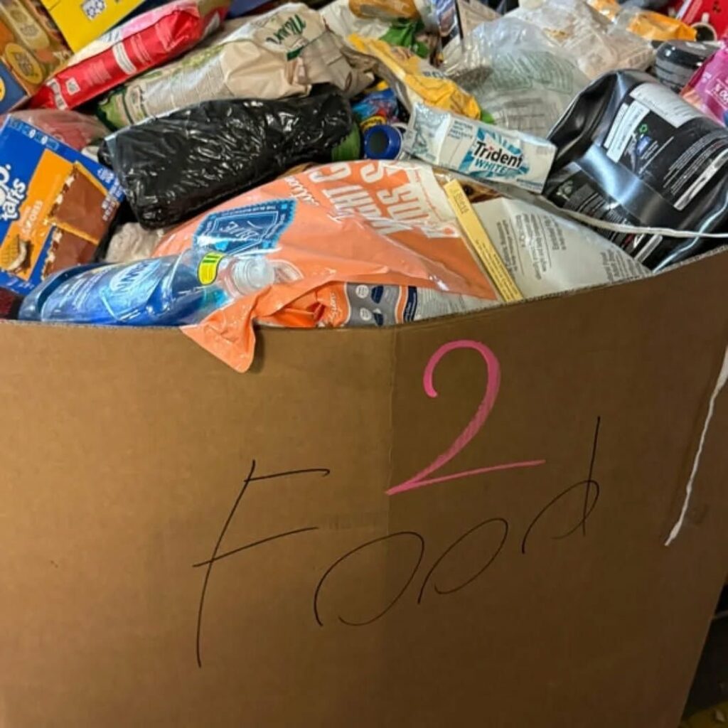Amazon food loads pallets