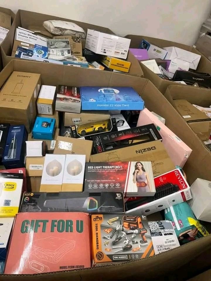reseller inspecting Amazon overstock pallets