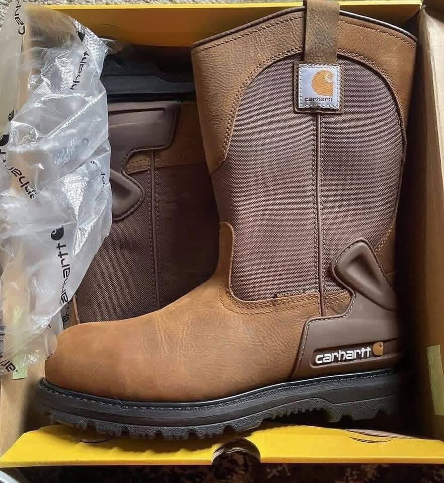 reseller inspecting boot pallets